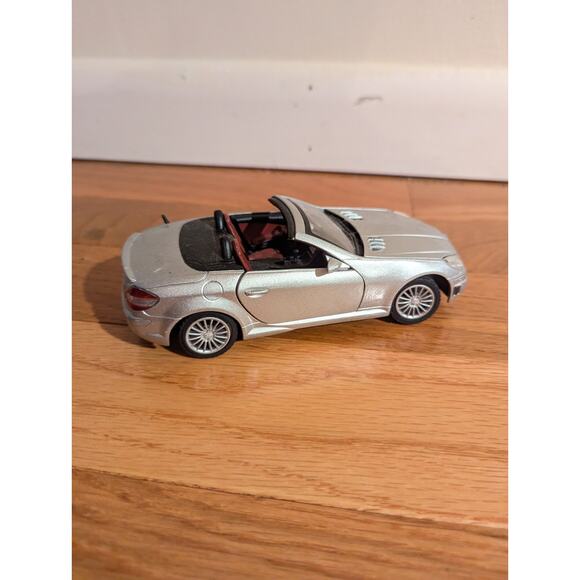 Mercedes-Benz Slk R171 2004-2011 55 AMG Silver Cabrio 1/24 Motormax Model Car - Picture 1 of 6